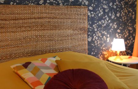 G&icirc;te n&deg;52G1085 Joinville - Haute-Marne - La chambre jaune n'a pas de myst&egrave;re : elle est confortable et pr&ecirc;te &agrave; accueillir deux personnes dans son grand lit double (160*200 cm) !