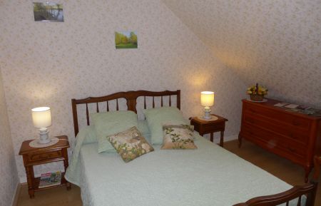 Chambre d'h&ocirc;tes n&deg;52G1516 Daillancourt - Haute-Marne - Chambre 1 avec vue sur le jardin
