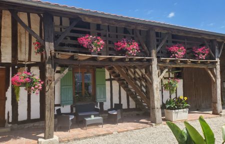 Chambre d'h&ocirc;tes n&deg;52G1519 La Porte du Der - Haute-Marne - Cour avec entr&eacute;es des chambres (par les escaliers)