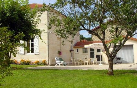 G&icirc;te n&deg;52G279 Valcourt - Haute-Marne - cour g&icirc;te les Mariniers lac du Der