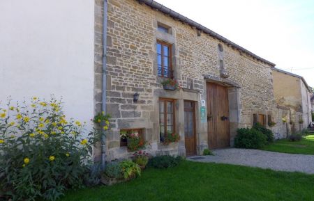 G&icirc;te n&deg;52G292 Val-de-Meuse - Haute-Marne - Facade cot&eacute; rue