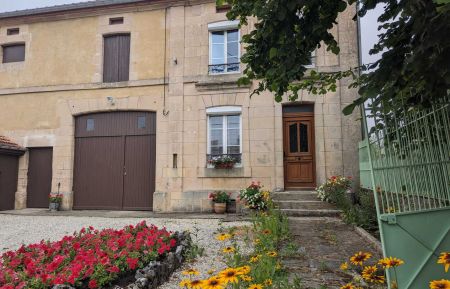 G&icirc;te n&deg;52G328 Bl&eacute;court - Haute-Marne - La cour.