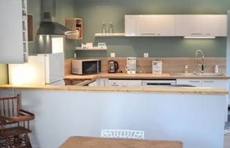 G&icirc;te n&deg;52G366 Cusey - Haute-Marne - Salle &agrave; manger avec vue sur la cuisine