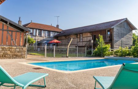 G&icirc;te n&deg;52G371 Louvemont - Haute-Marne - Vue de la piscine, douche solaire