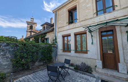 G&icirc;te n&deg;52G380 Riaucourt - Haute-Marne - Entr&eacute;e c&ocirc;t&eacute; cour