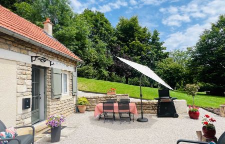 G&icirc;te n&deg;52G405 Saint-Martin-l&egrave;s-Langres - Haute-Marne - G&icirc;te d'exception entour&eacute; de nature, avec espaces d&eacute;tente et repas privatifs de plein pied donnant sur le parc arbor&eacute;