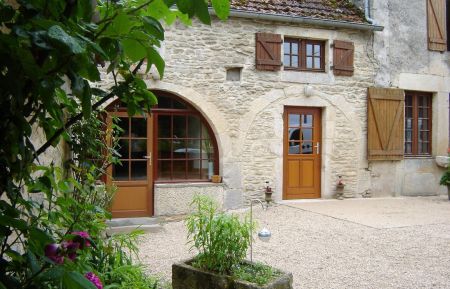 G&icirc;te n&deg;52G814 Villars-Santenoge - Haute-Marne - Cour