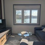 Salon avec vue sur lac